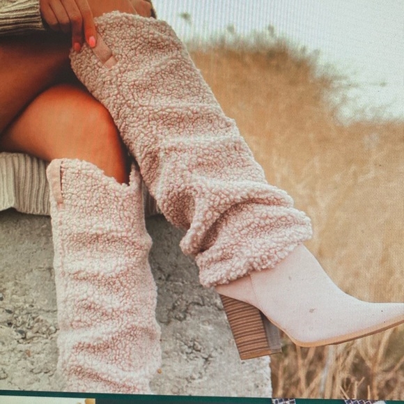 🎄Not Available🎄Bounty Faux Fur Sherpa Pink Blush Western Heeled Boots - NIB - Picture 2 of 11